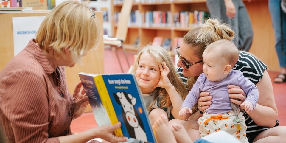Baby en peuter kijken naar boek
